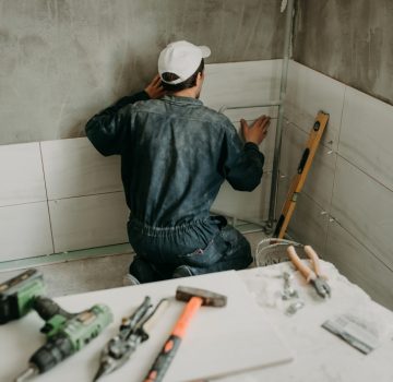 trabajador-reparador-pone-grandes-baldosas-ceramica trabajador-reparador-pone-grandes-baldosas-ceramica